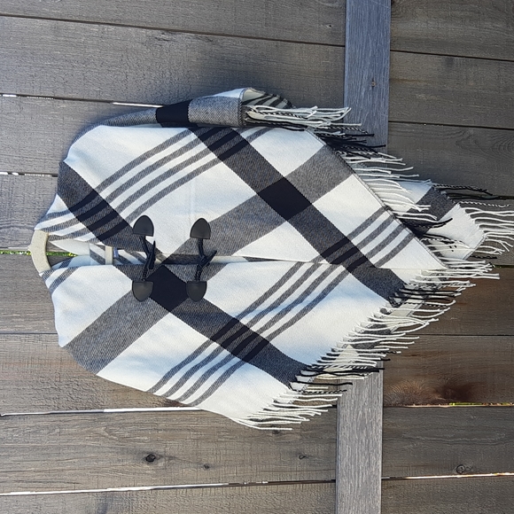 Signature Weekend Jackets & Blazers - Signature Weekend poncho Size S/M